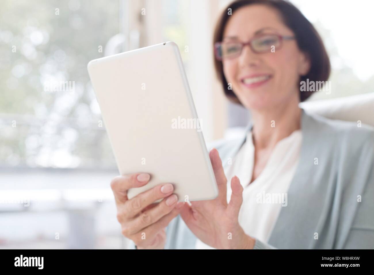 Reife Frau mit digitalen Tablet. Stockfoto