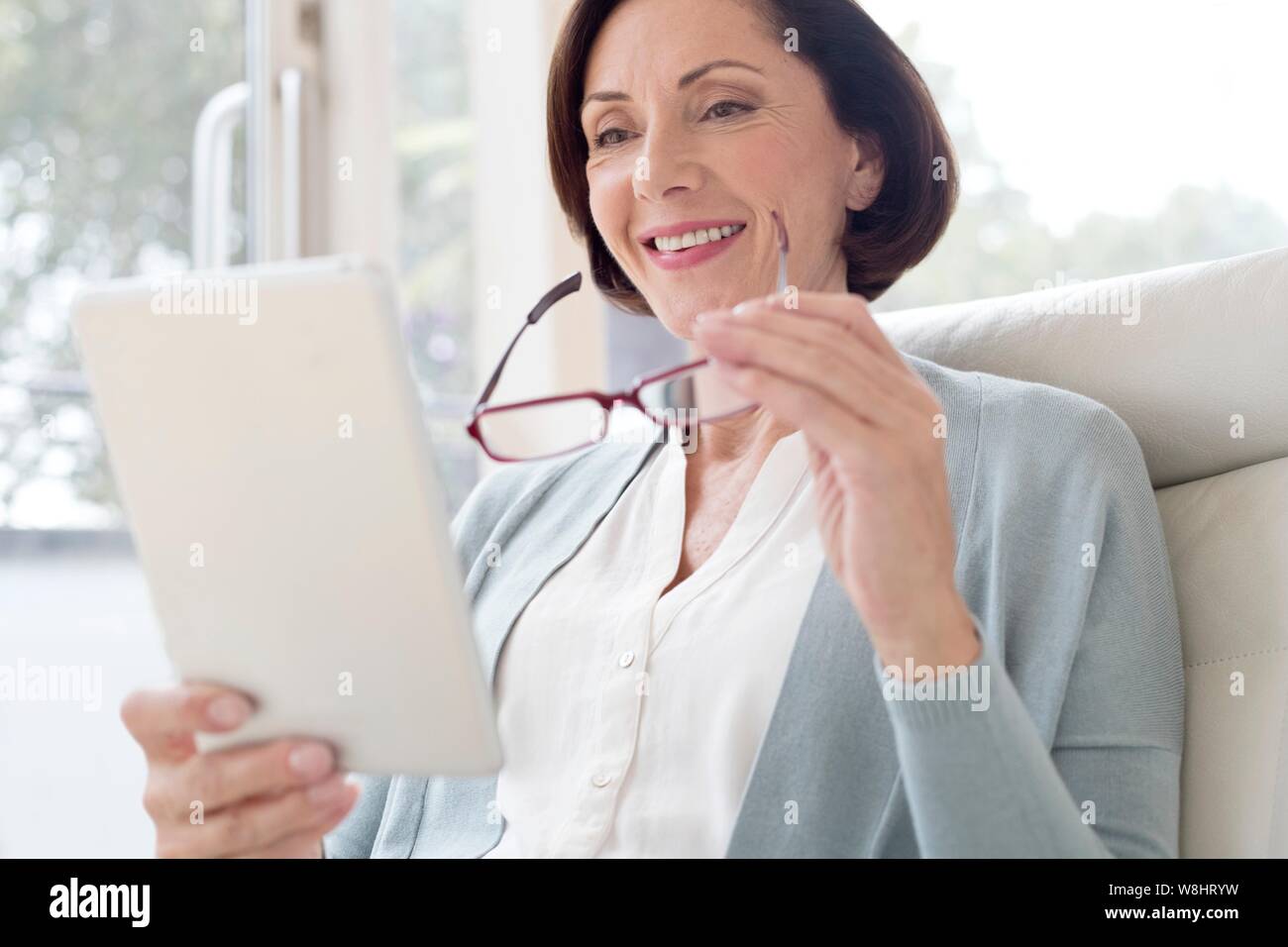 Reife Frau mit digitalen Tablet. Stockfoto