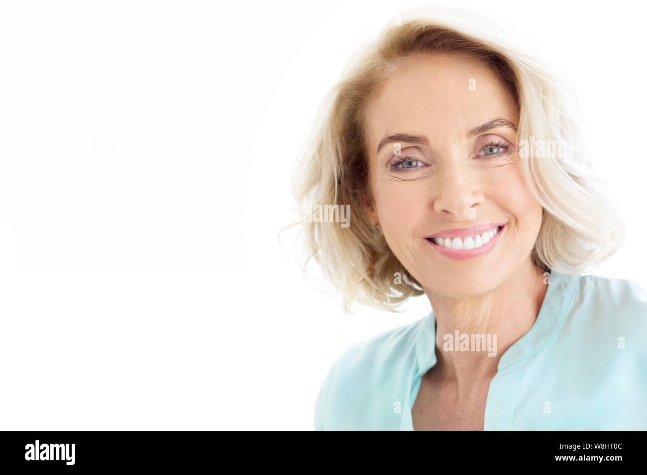 Reife Frau in Richtung Kamera lächelnd. Stockfoto
