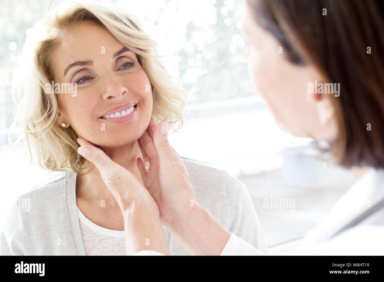 Reife Frau in Check-up in der Arztpraxis. Stockfoto