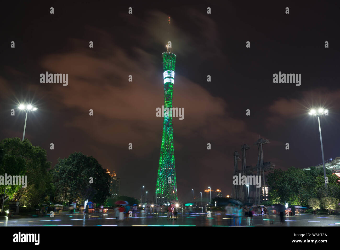 ------ Nacht Blick auf die Canton Tower in Guangzhou City, die südchinesische Provinz Guangdong, 14. August 2015. Fälle von äußerst verschwenderischen Ausgaben haben b Stockfoto