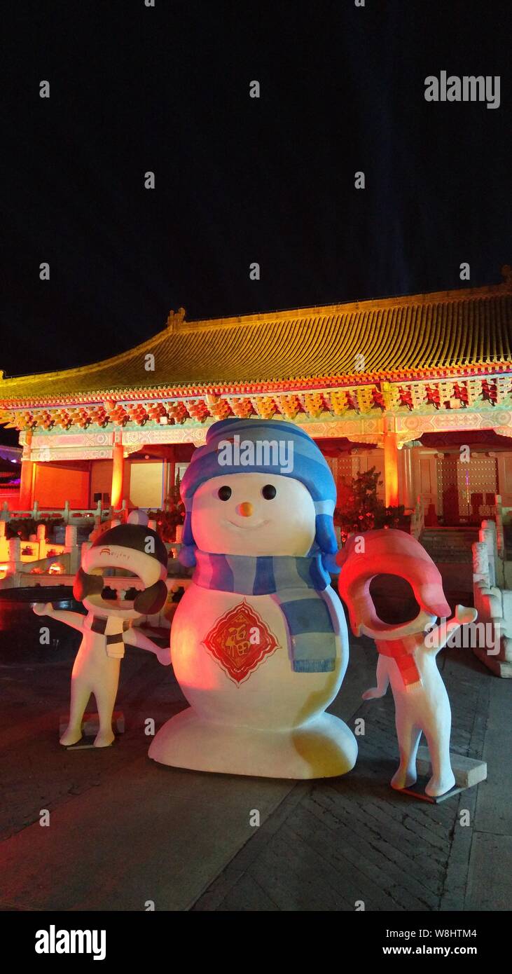 Die Imperial Ancestral Tempel wurde beleuchtet Urlaub Dekorationen und roten Lichtern während einer Probe für den Vorabend countdown Feier ist ein neues Jahr in Beijin Stockfoto