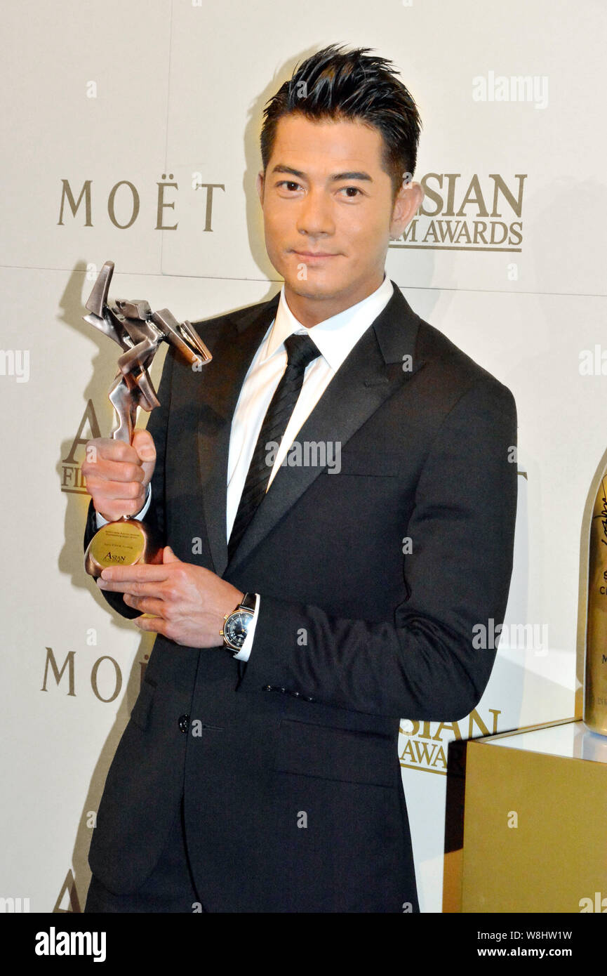 Hong Kong Sänger und Schauspieler Aaron Kwok stellt seine Trophäe für die hervorragende asiatischer Schauspieler award Moet-AFA besondere Preisverleihung gehalten von Stockfoto