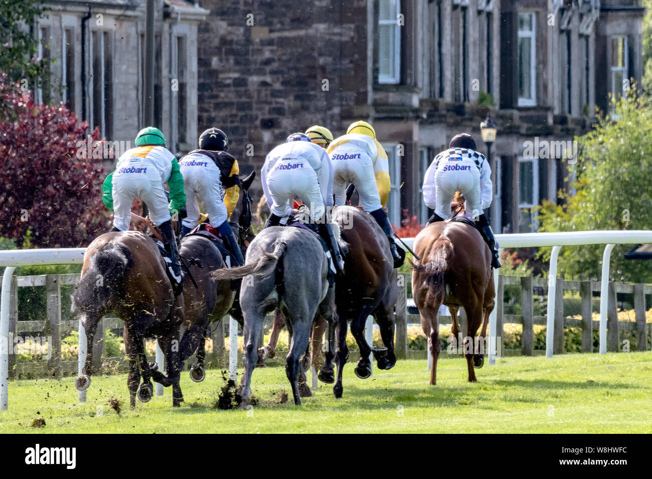 Jockey Harrison Shaw (rechts) auf die wirtschaftliche Krise Gewinner des 'Boogie Am Morgen Handicap', Musselburgh Racecourse, 9. August 2019 Stockfoto