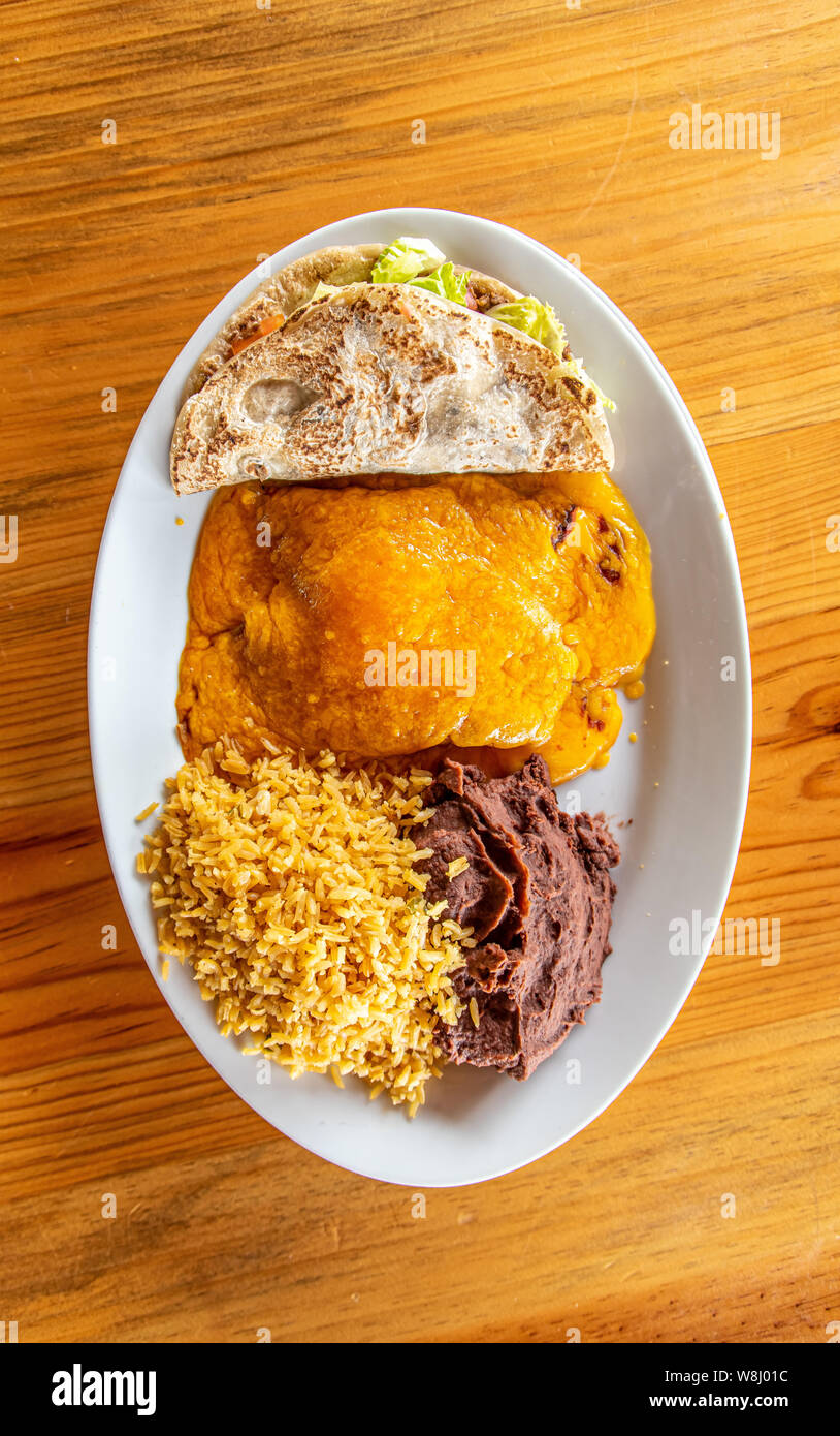 Käse Enchiladas mit Reis, Bohnen und Fleisch taco Stockfoto