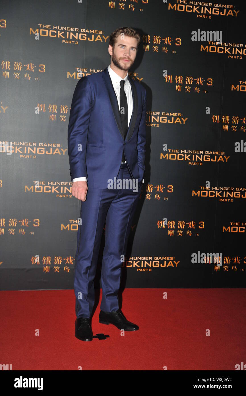 Australische Schauspieler Liam Hemsworth Posen auf dem roten Teppich zur  Premiere seines Films "Der Hunger Games: Mockingjay ¨C Teil 2" in Peking,  China, 12. Nov Stockfotografie - Alamy