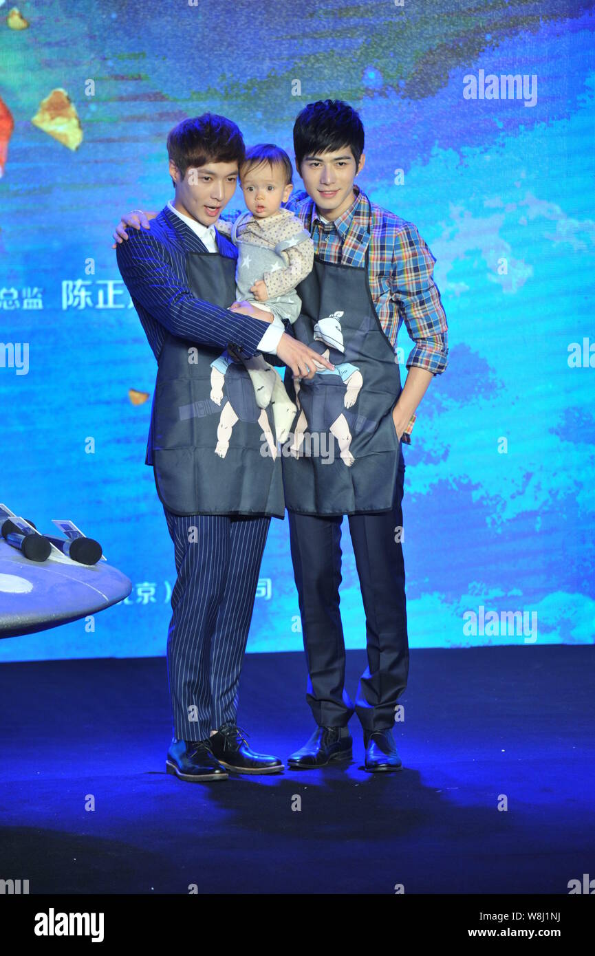 Chinesische Akteure Zhang Yixing Links Und Chen Xuedong Pose Mit Einem Baby Auf Einer Pressekonferenz Fur Ihren Neuen Film Oh Mein Gott In Peking China 4 Stockfotografie Alamy