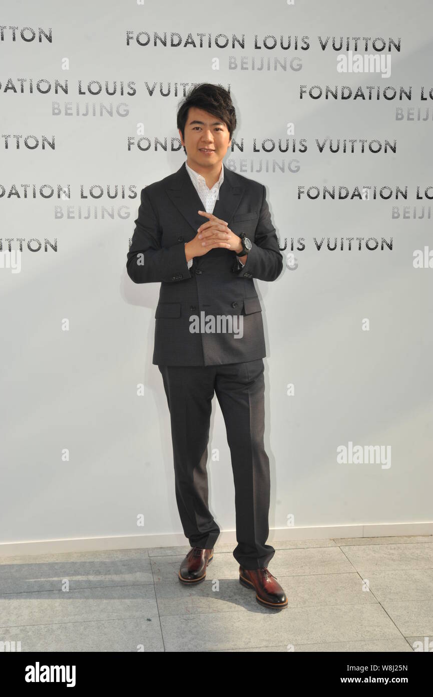 Chinesische Pianist Lang Lang stellt während der Fondation Louis Vuitton's 'Jenseits der Mauern'Art Programm Ausstellung in Peking, China, 19. Juni 2015. Stockfoto