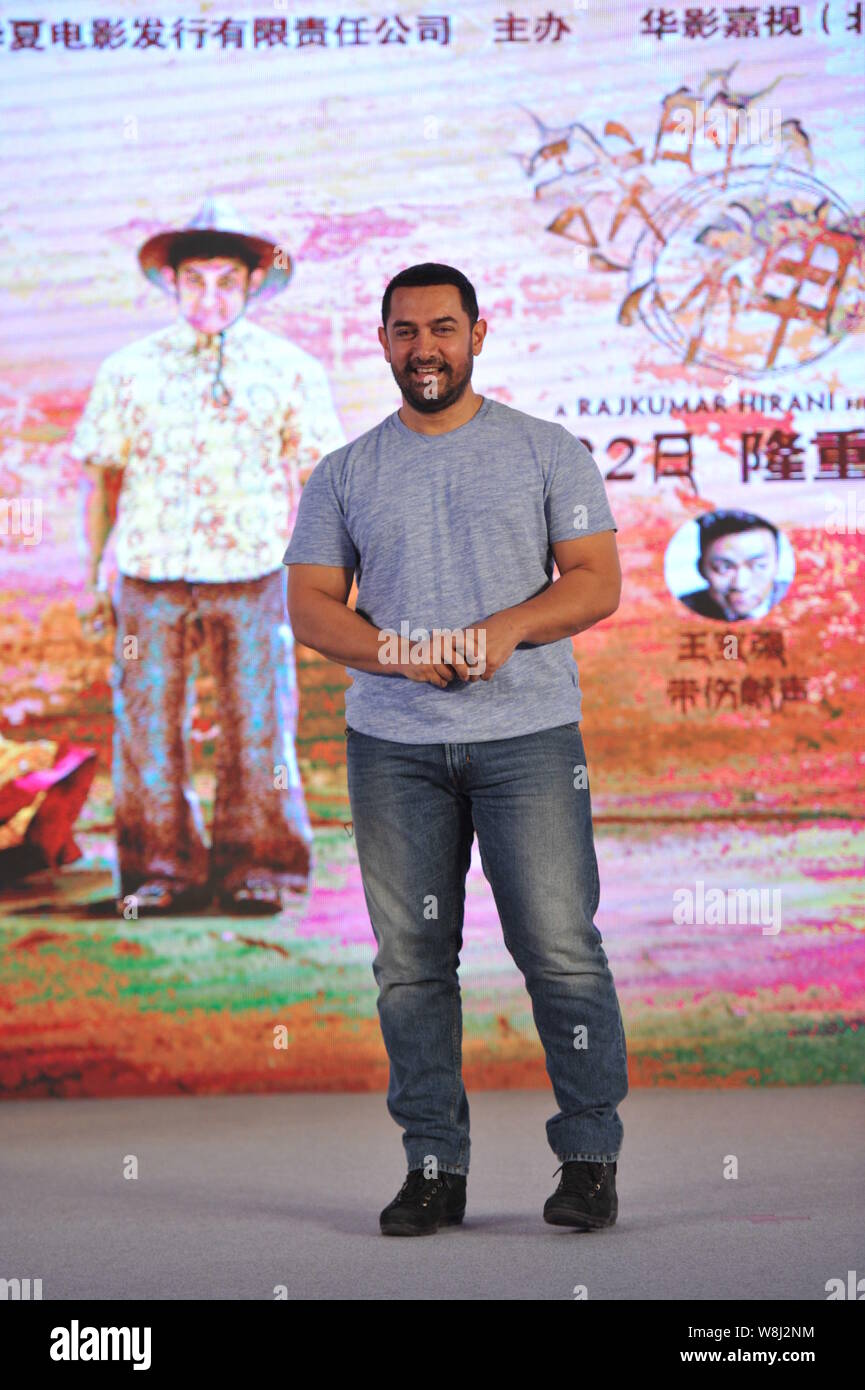 Indischen Schauspieler Aamir Khan stellt während einer Pressekonferenz für seinen Film 'PK' in Peking, China, 12. Mai 2015. Stockfoto