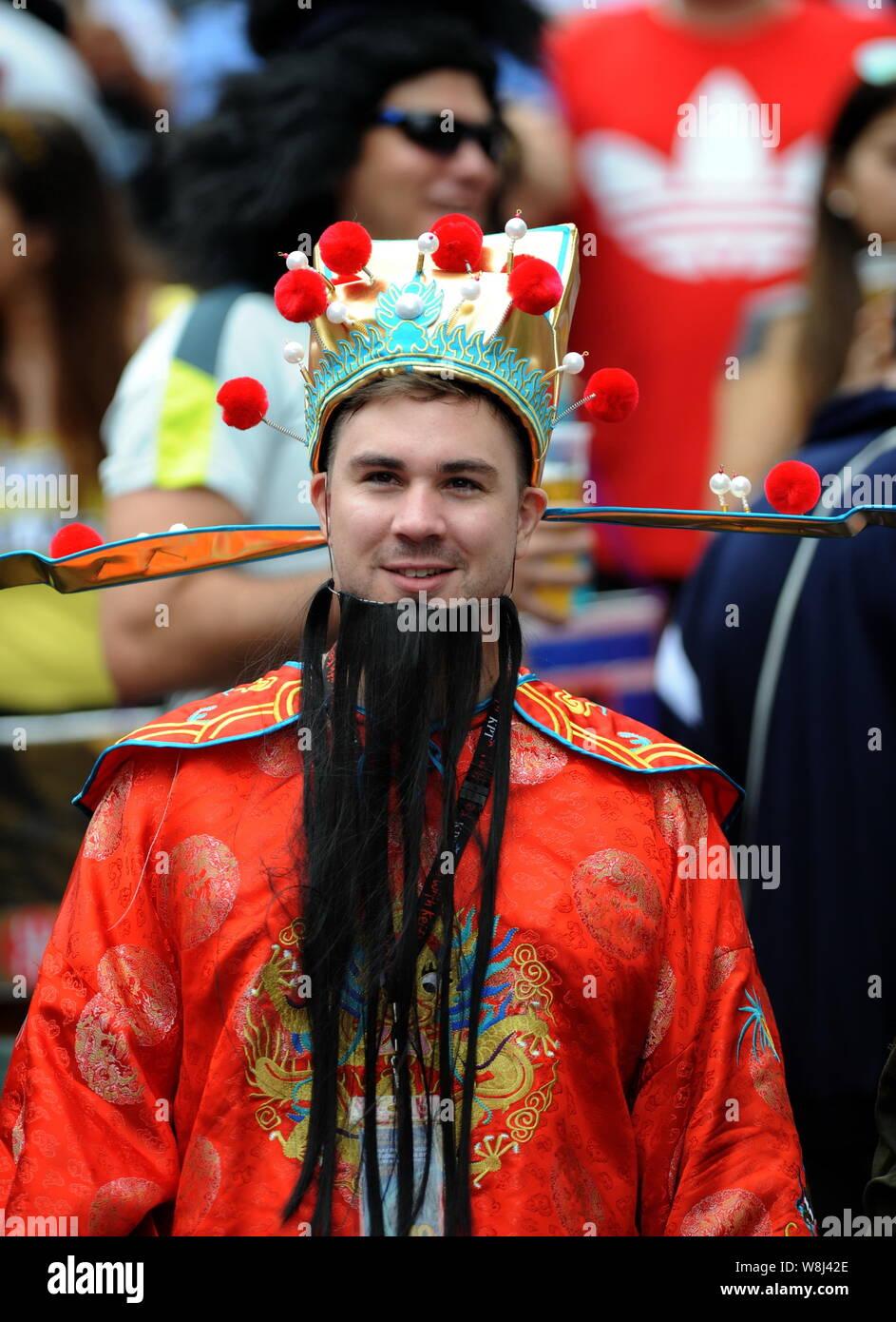 Ein Fan in ein Kostüm der Traditionellen Chinesischen Gott des Reichtums gekleidet Uhren ein Rugby Spiel der Hong Kong 7 2015 in Hongkong, China, 28. März 20 Stockfoto