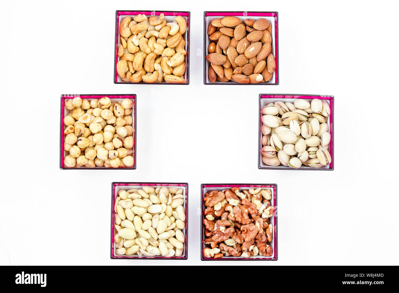 Verschiedene Arten von Muttern: Erdnüssen, Cashew-Kernen, Mandeln, Haselnüsse, Walnüsse, Pistazien, horizontale Ausrichtung, Kopieren, Ansicht von oben Muttern eingestellt Stockfoto