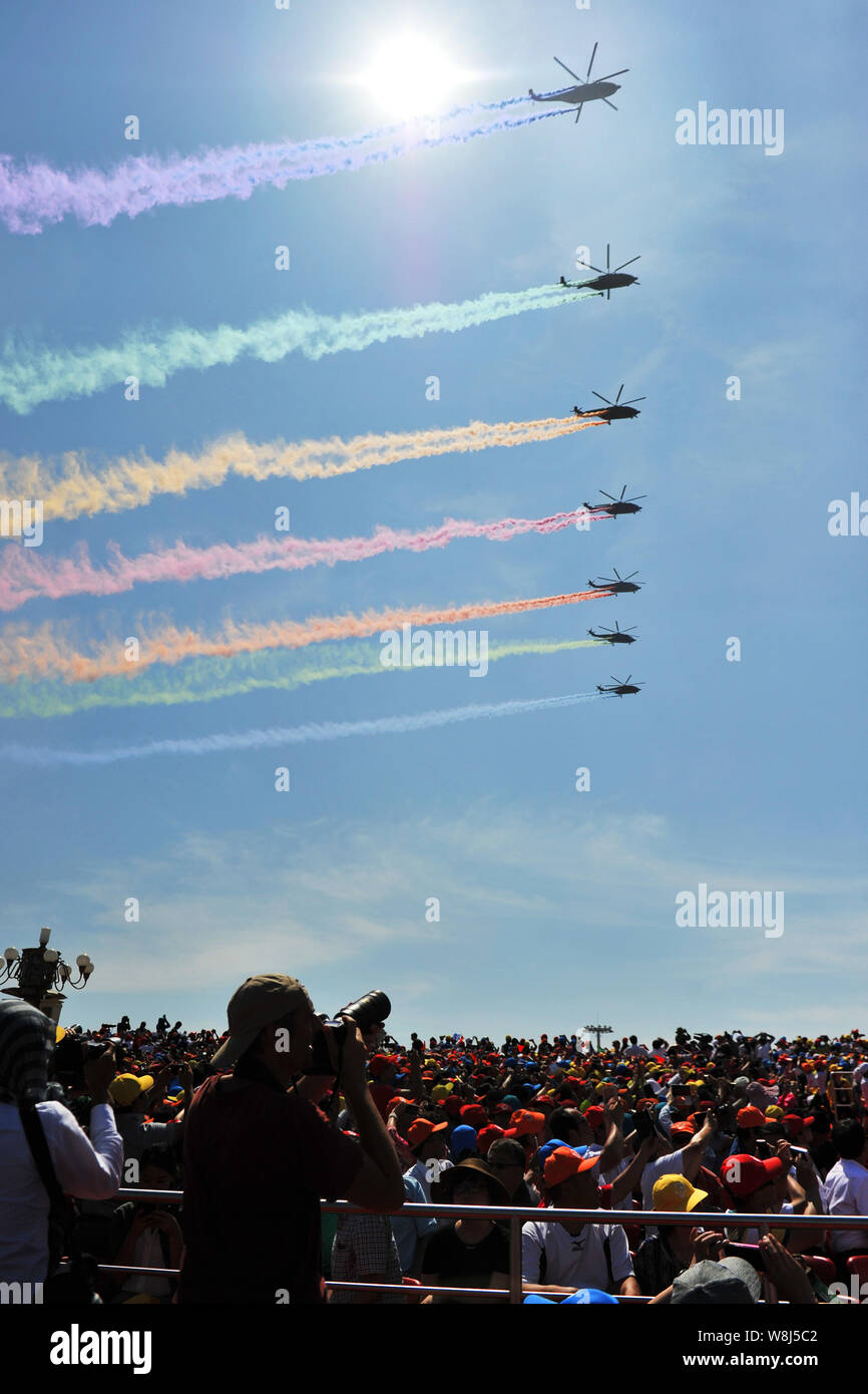 Militärische Hubschrauber fliegen in Formation auf dem Platz des Himmlischen Friedens während der Militärparade zum 70. Jahrestag des Sieges in der Chine zu gedenken. Stockfoto