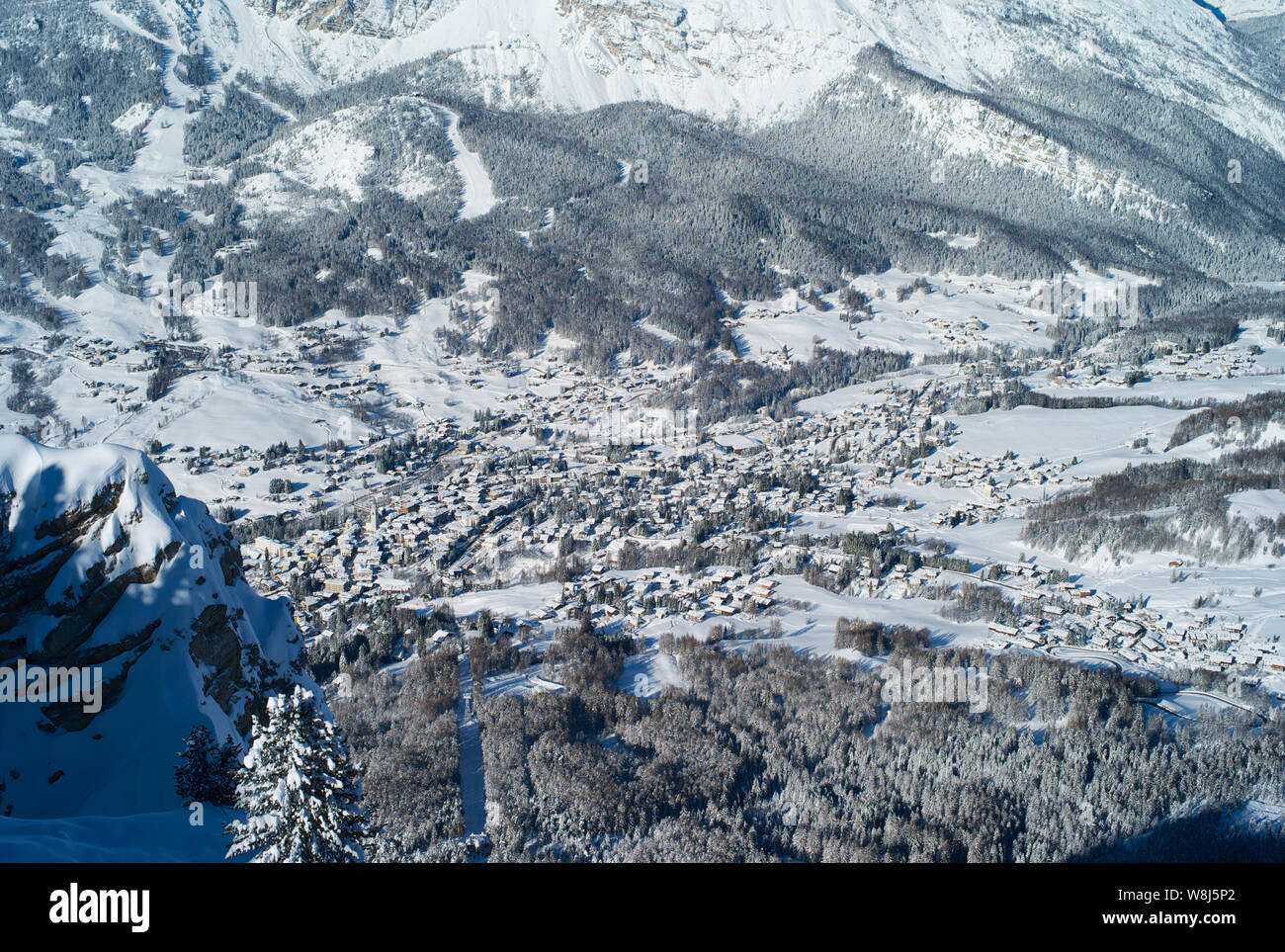 Das romantische, Verschneite Skigebiet von Cortina d Ampezzo in den italienischen Dolomiten von Faloria gesehen. Stockfoto