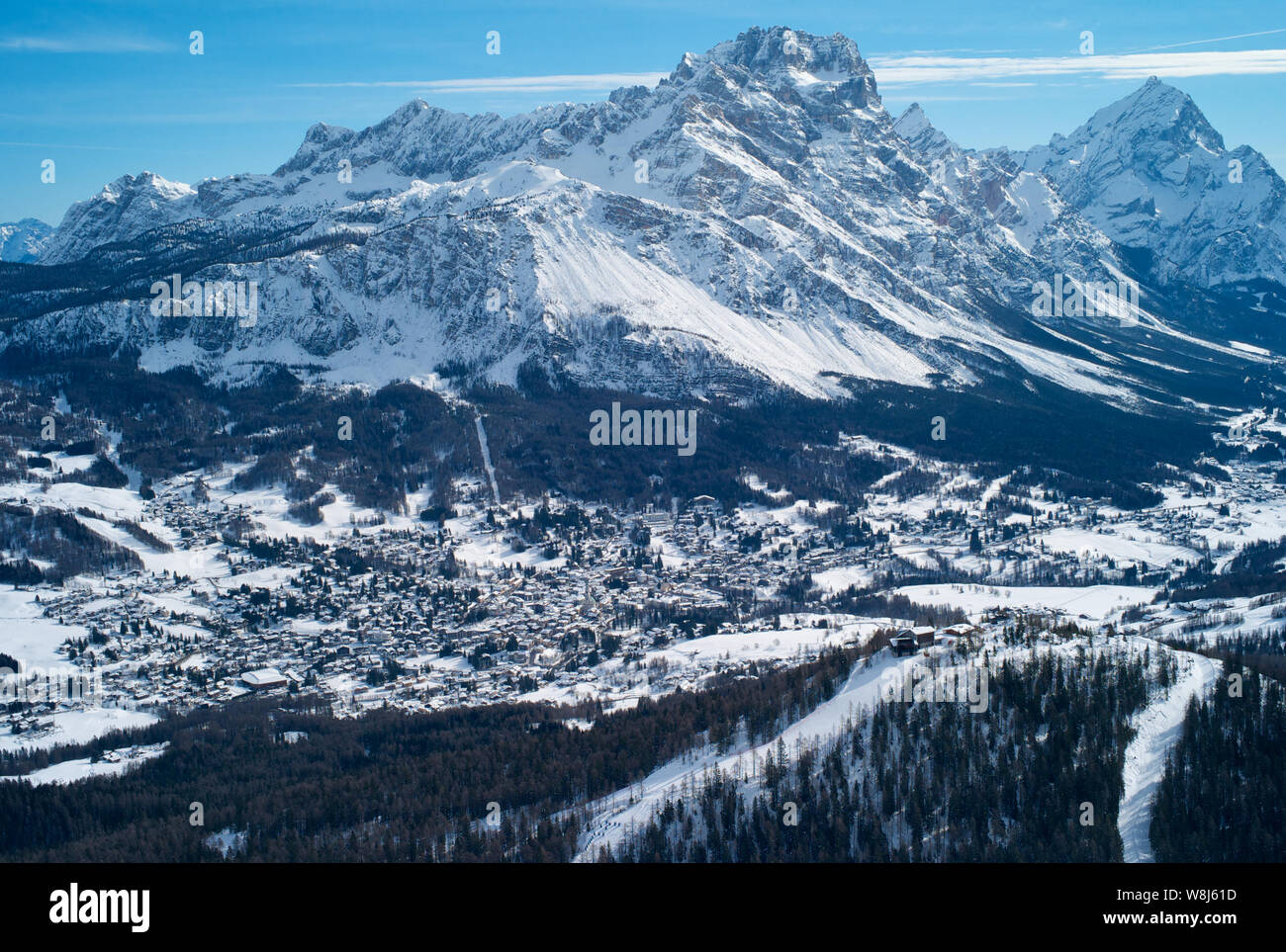 Das romantische, Verschneite Skigebiet von Cortina d Ampezzo in den italienischen Dolomiten von tofana gesehen mit Col Druscie im Vordergrund. Stockfoto