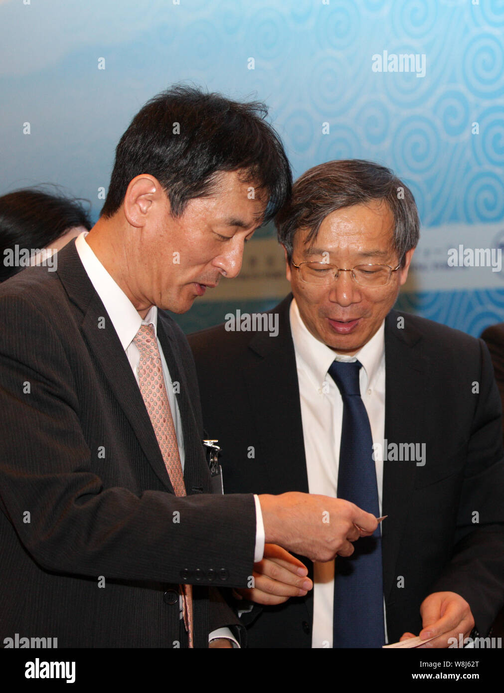 Yi Gang, rechts, Stellvertretender Gouverneur der People's Bank of China (Pboc), China's Central Bank und Direktor der Staatlichen Verwaltung der ausländischen Exchan Stockfoto