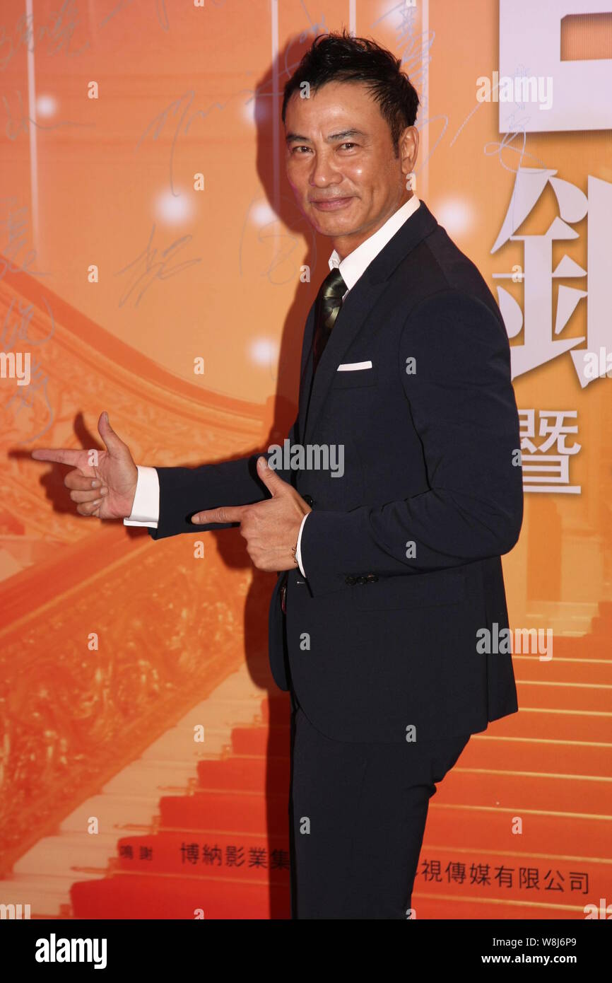 Hong Kong Darsteller Simon Yam stellt während des 25-jährigen Jubiläums Party und der jährlichen Preisverleihung für Hong Kong Film Directors' Guild in Hongkong, Kinn Stockfoto