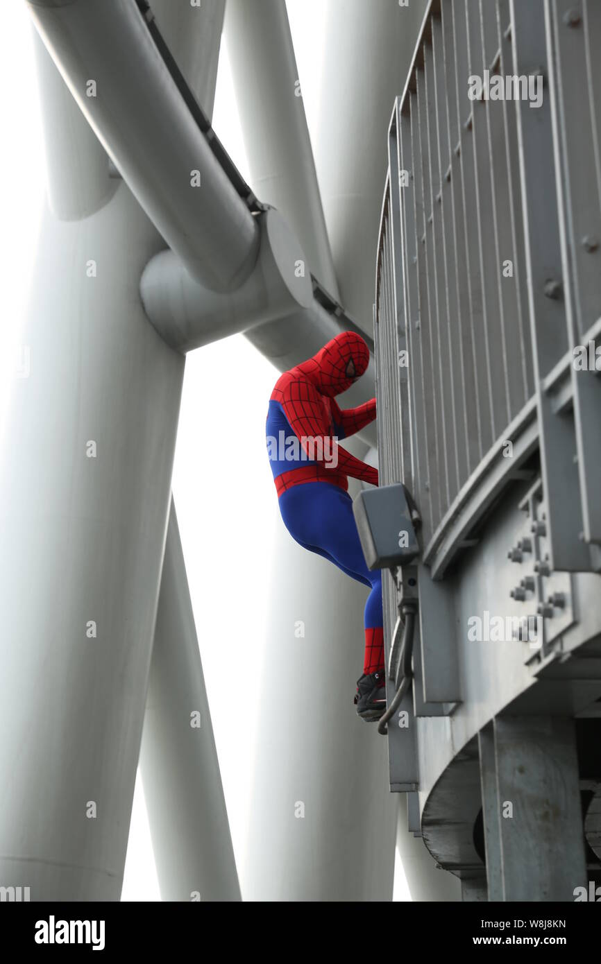 Ein Mann, gekleidet in der Spider-man Kostüm klettert die Canton Tower zu seiner Freundin in der Stadt Guangzhou vorzuschlagen, die südchinesische Provinz Guangdong, 2 Stockfoto