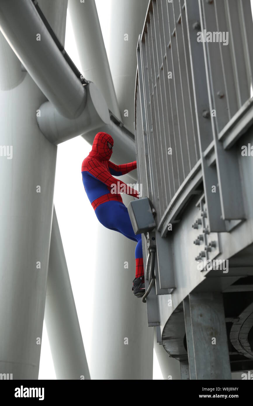 Ein Mann, gekleidet in der Spider-man Kostüm klettert die Canton Tower zu seiner Freundin in der Stadt Guangzhou vorzuschlagen, die südchinesische Provinz Guangdong, 2 Stockfoto