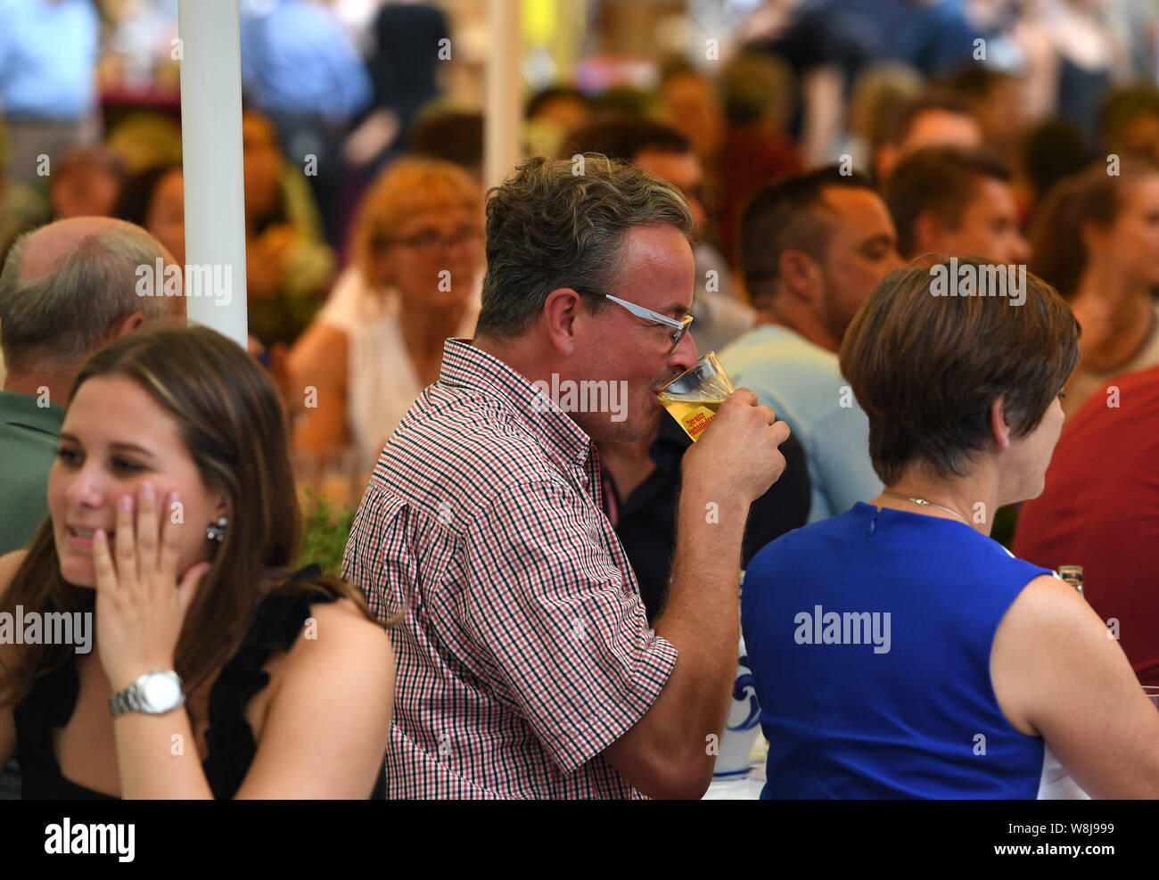 Frankfurt am Main, Deutschland. 9 Aug, 2019. Menschen besuchen die Frankfurter Apfelwein Festival in Frankfurt, Deutschland, am Aug 9, 2019. Die Frankfurter Apfelwein Festival wird hier von 9 bis 18 statt. Die Frankfurter Apfelwein Kultur spielt eine wichtige Rolle im sozialen Leben der Stadt seit Hunderten von Jahren gespielt. Credit: Lu Yang/Xinhua/Alamy leben Nachrichten Stockfoto