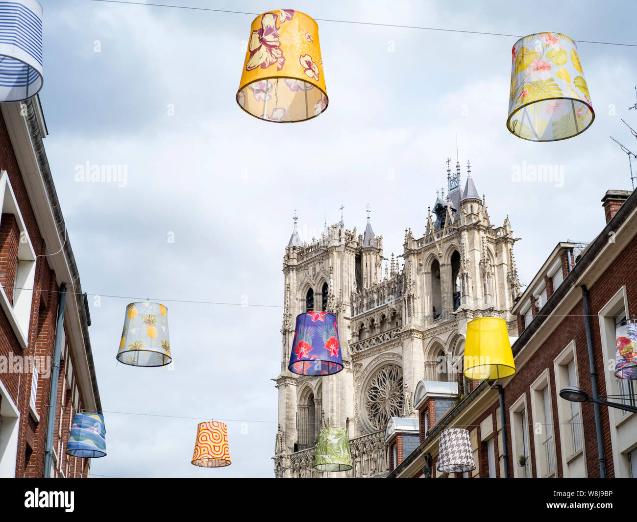 Amiens, Frankreich: Kathedrale mit städtischen Dekoration Stockfoto