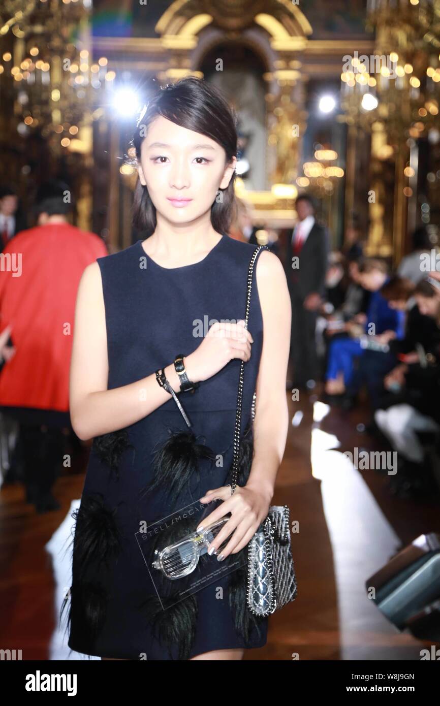 Chinesische Schauspielerin Zhou Dongyu stellt im Stella Mccartney fashion show während der 2015 Herbst/Winter Paris Fashion Week in Paris, Frankreich, 9. März 2015. Stockfoto