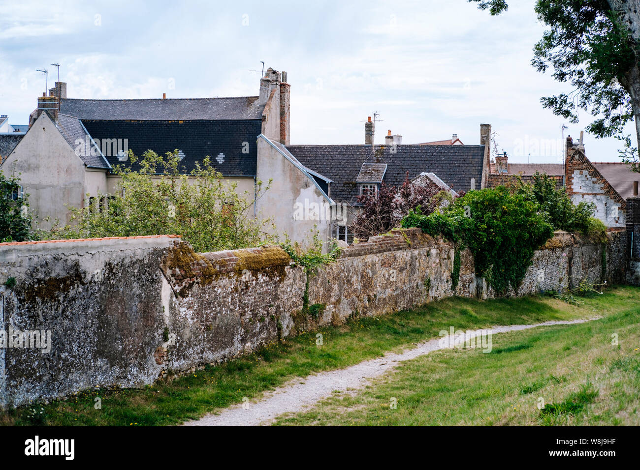 Traditionelle Häuser und Stadtmauer in Montreuil-sur-Mer, Pas-de-Calais, Nord Frankreich Stockfoto
