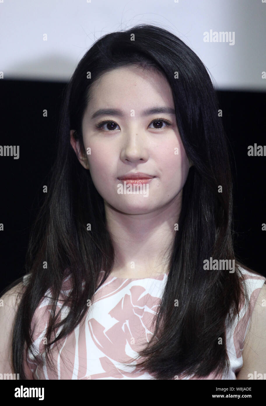 Chinesische Schauspielerin Liu Yifei besucht einen Fan Meeting ihren neuen Film "Der Dritte Weg der Liebe' in Wuhan City, der Provinz Hubei in Zentralchina, 30 Sep fördern Stockfoto