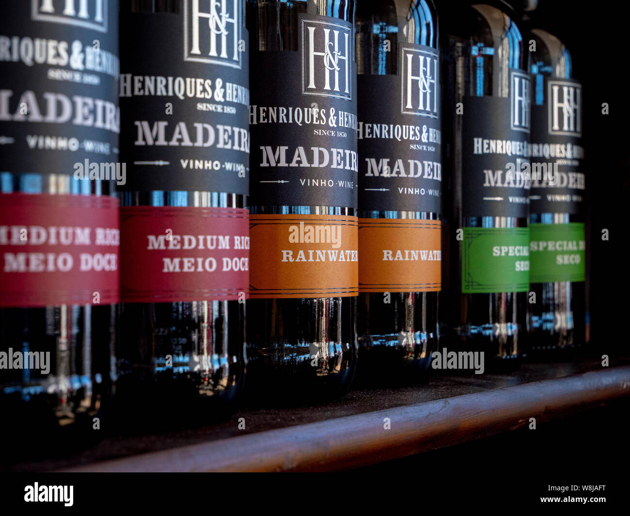 Flaschen Wein aus Madeira auf dem Regal Stockfoto