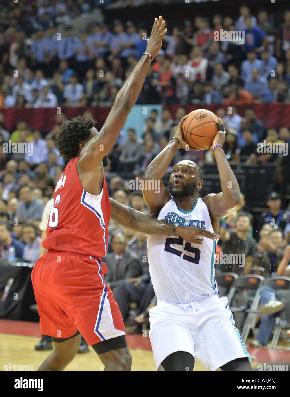 DeAndre Jordan von Los Angeles Clippers Herausforderungen Al Jefferson von Charlotte Hornets in einem Spiel während der 2015 NBA China Spiele in Shenzhen City, South Stockfoto