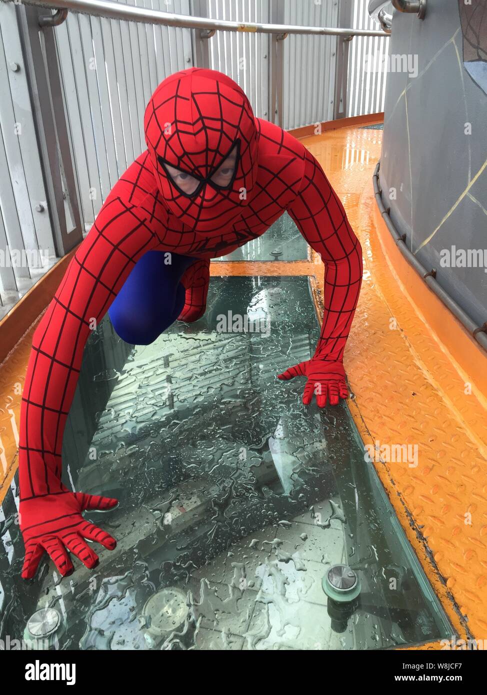 Ein Mann, gekleidet in der Spider-man Kostüm stellt auf der Kanton Tower zu seiner Freundin in der Stadt Guangzhou vorzuschlagen, die südchinesische Provinz Guangdong, 20. Stockfoto