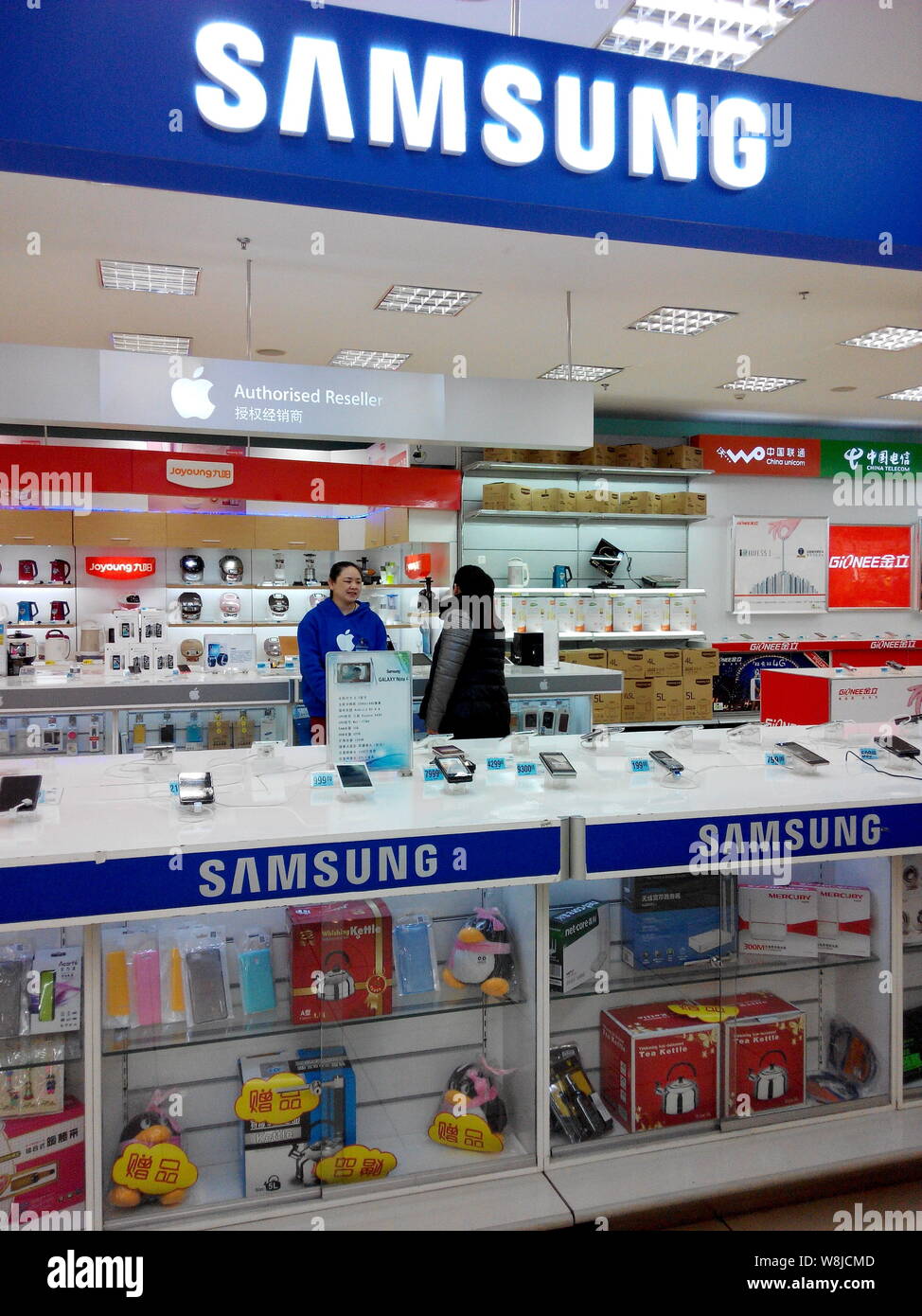 Smartphones sind für den Verkauf an einen Zähler von Samsung in Qiqihar City, im Nordosten der chinesischen Provinz Heilongjiang, 24. Januar 2015. Samsung Electronics post Stockfoto