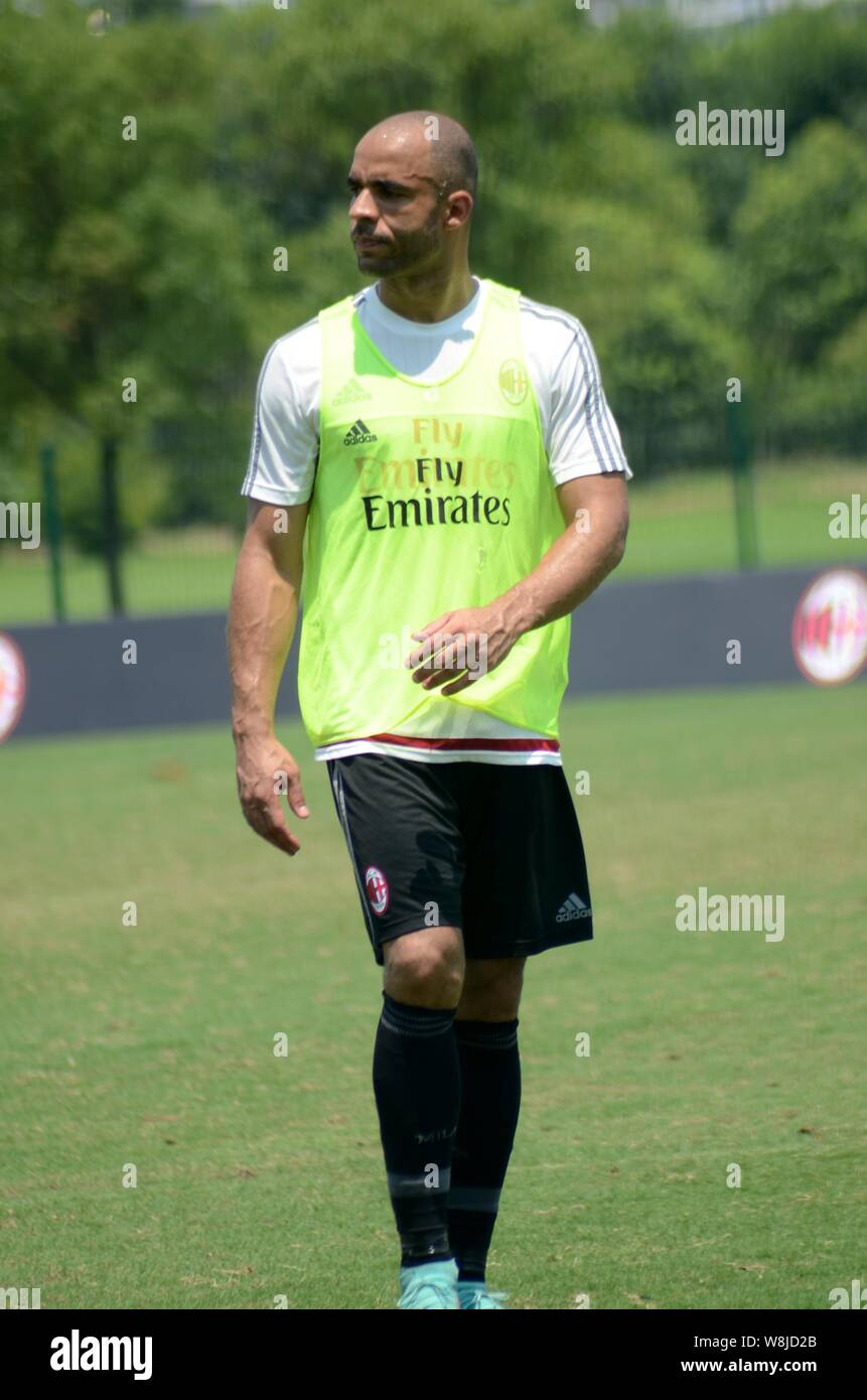 Alex Rodrigo Dias da Costa von AC Mailand nimmt Teil an einem Training im Century Park in Shanghai, China, 29. Juli 2015. Stockfoto