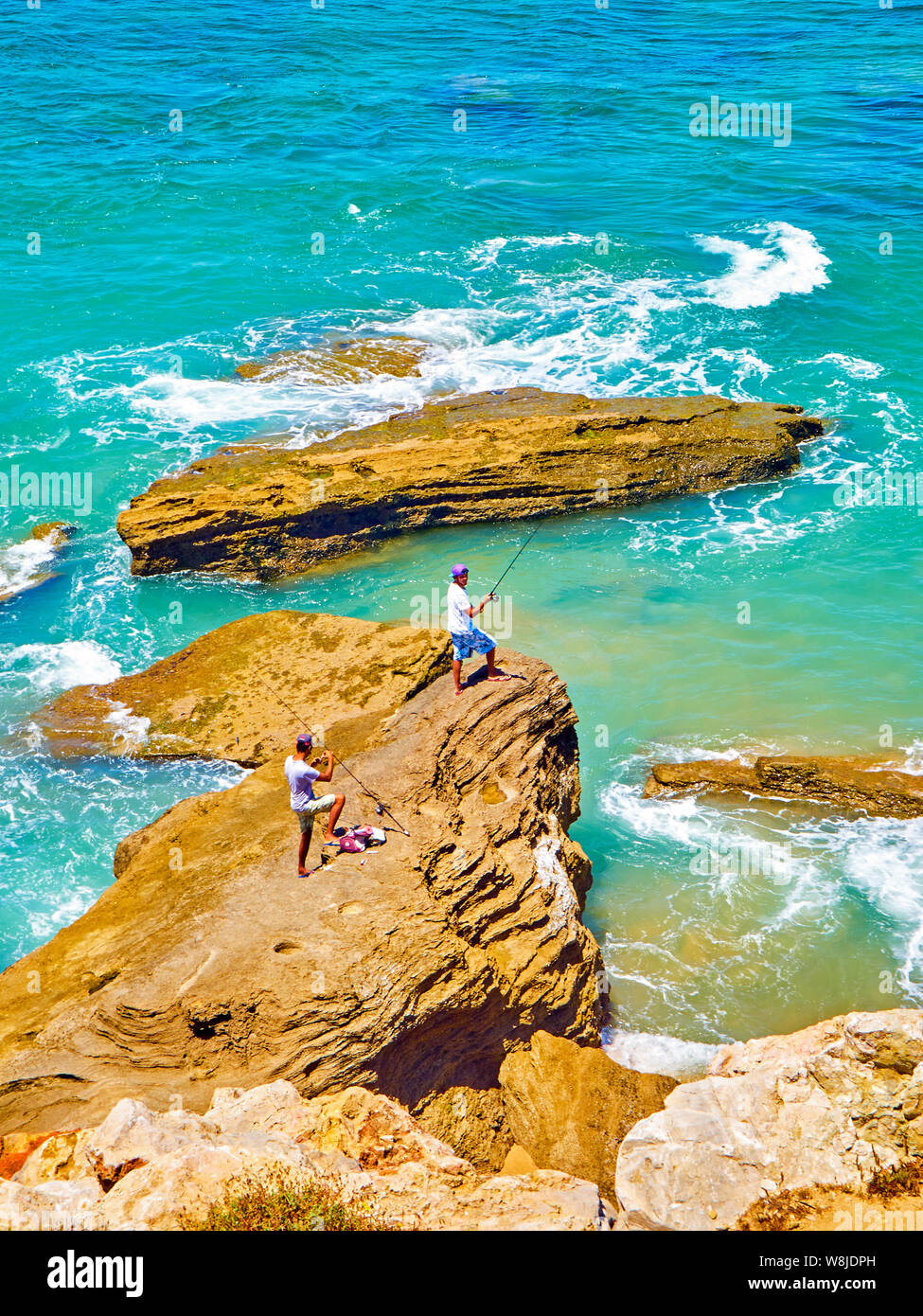 Barbate, Spanien - 26. Juni 2019. Die einheimischen Fischen im Cabo de Trafalgar Kap Naturpark. Blick von der Tombolo de Trafalgar Tower. Barbate, Los Caño Stockfoto