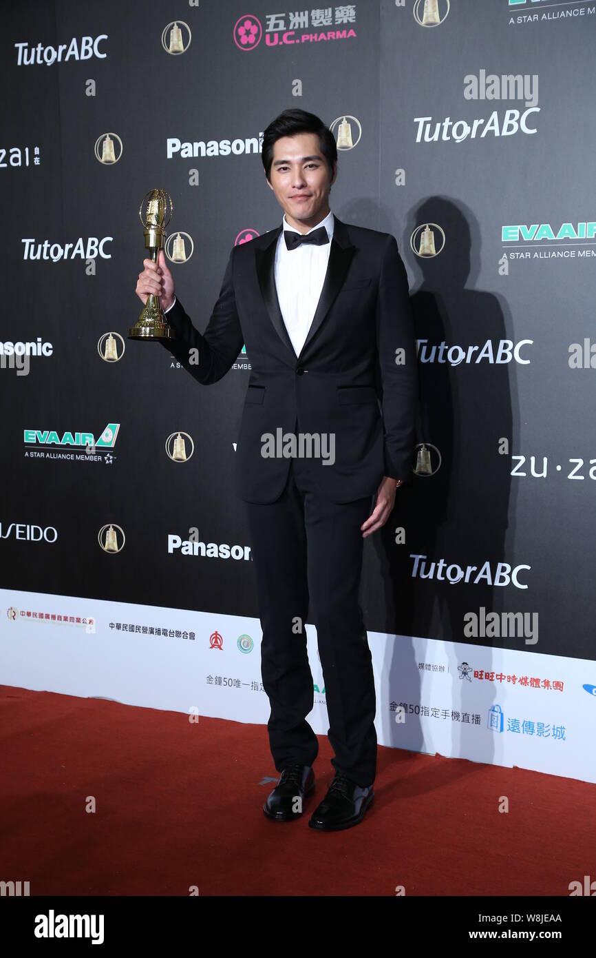 Taiwanesische Schauspieler Lan Cheng lang hält seine Trophäe des besten Hauptdarstellers Preis während der 50 Golden Bell Preisverleihung in Taipei, Taiwan, 26. Sept. Stockfoto