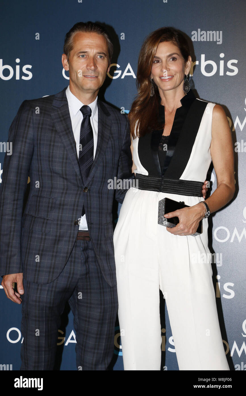 American Model Cindy Crawford, Recht, Haltungen mit einer Führungskraft bei der Premiere für den Omega Dokumentarfilm "Das Krankenhaus in den Himmel" in Hongkong, Kinn Stockfoto