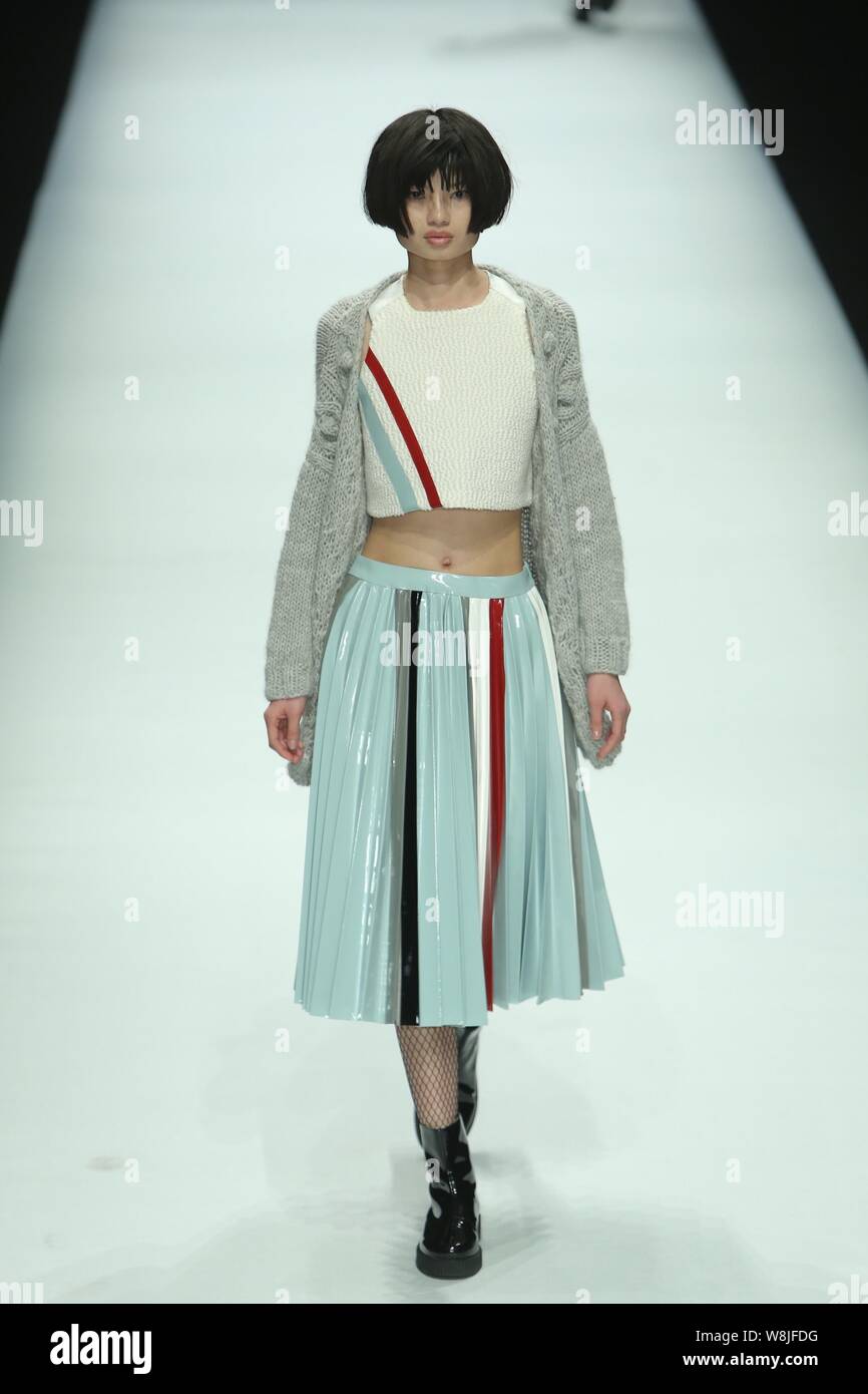 Ein Modell zeigt eine neue Schöpfung an der Cristiano Burani fashion show während der China Fashion Week Herbst/Winter 2015 in Peking, China, 30. März 2015. Stockfoto