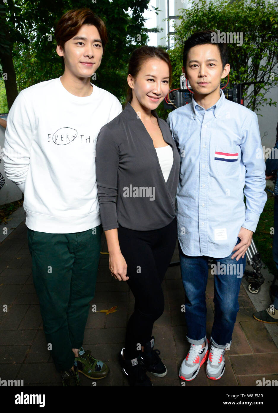 (Von links) Chinesische Schauspieler Li Yifeng, Taiwanese-American Sängerin Coco Lee und der chinesische Regisseur er Jiong pose am Schießstand Szene von ihren neuen Film in Stockfoto