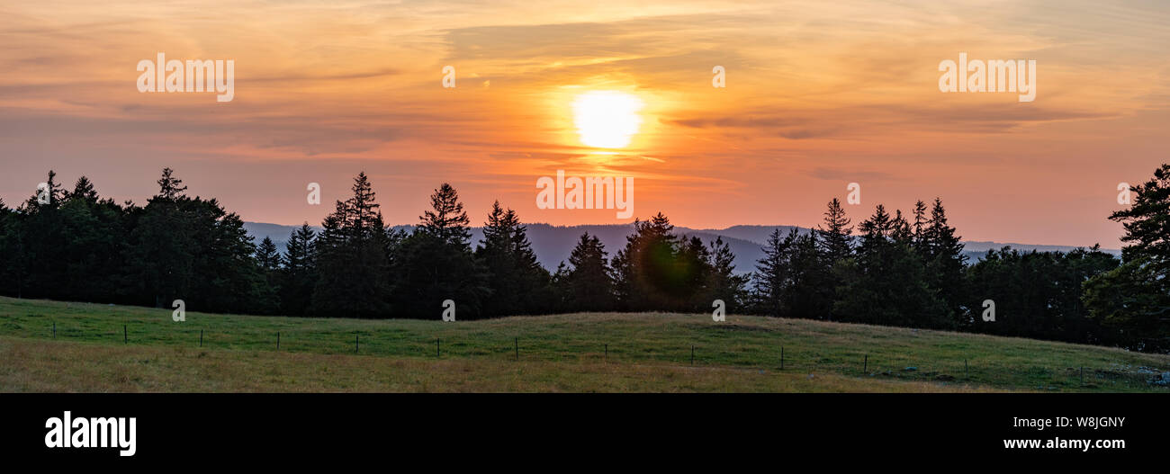 Schönen Sonnenuntergang über Ackerland in der Schweiz - Panoramaaussicht Stockfoto