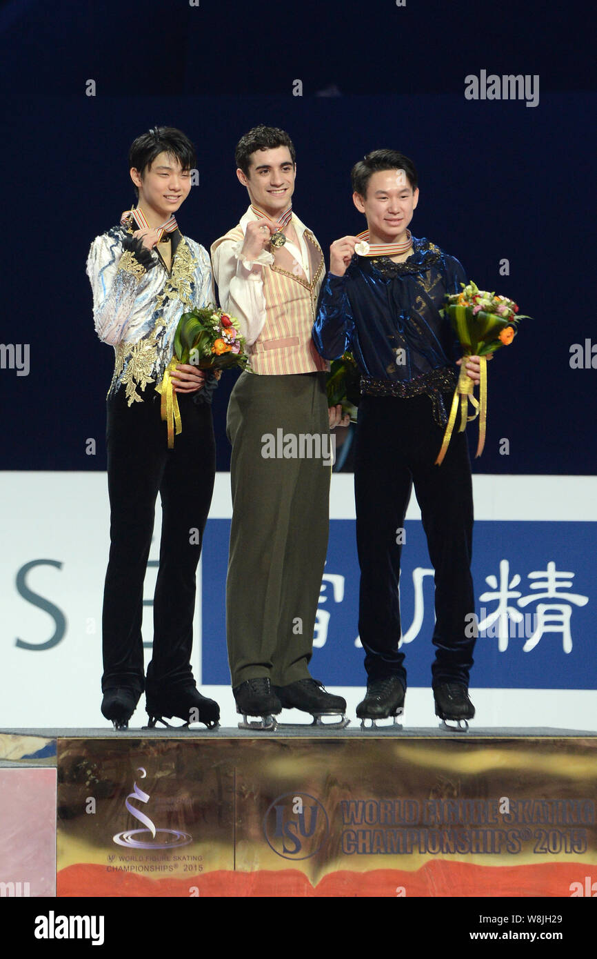 (Von links) Silbermedaillengewinner Yuzuru Hanyu von Japan, goldmedallist Javier Fernandez von Spanien und bronzemedallist Denis 10 von Kasachstan zeigen ihre Meda Stockfoto
