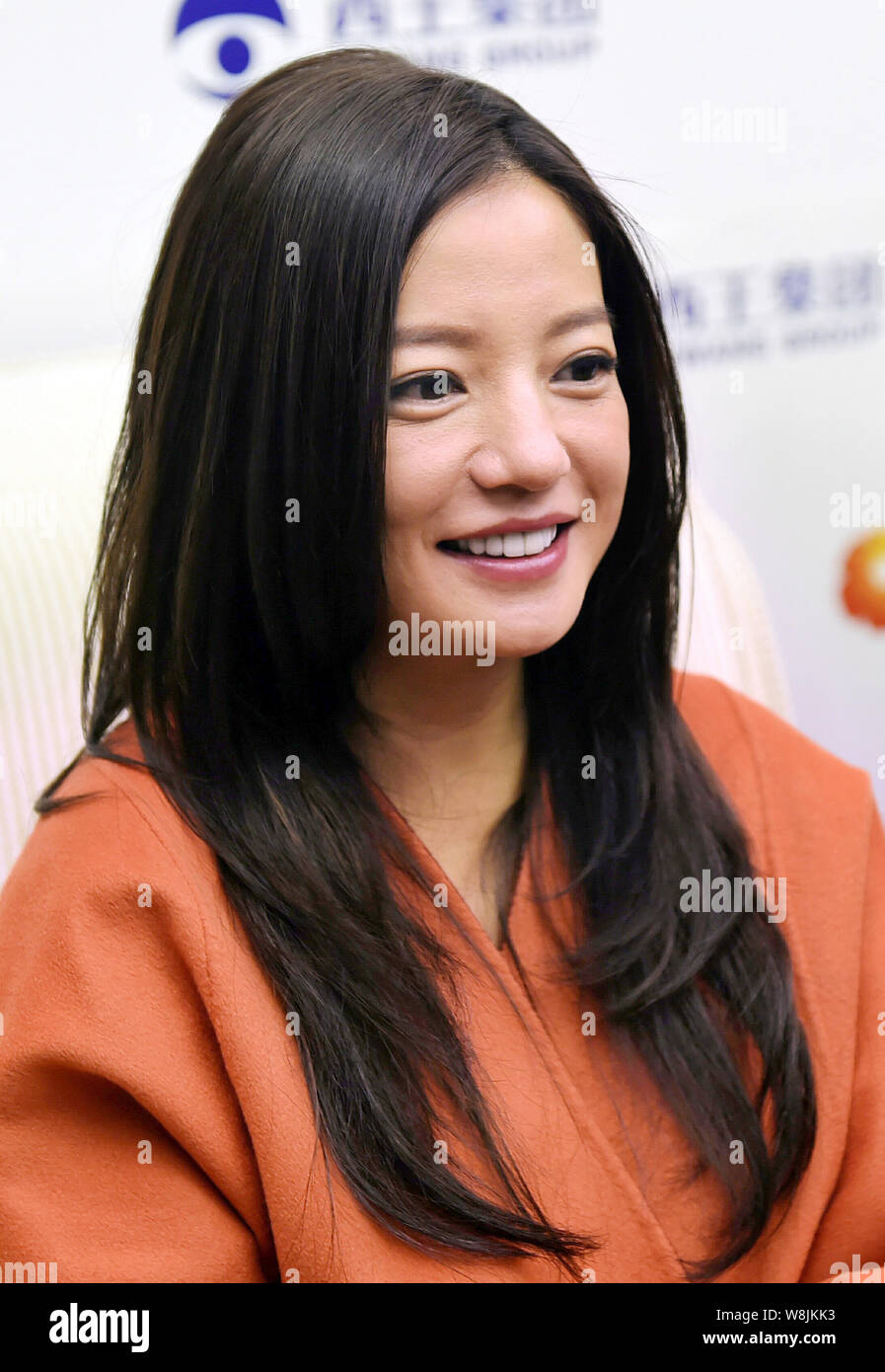 ------ Chinesische Schauspielerin Zhao Wei lächelt die Xiwang Gruppe Marke Förderung Konferenz in Zouping County in der ostchinesischen Provinz Shandong, 18. Dezember Stockfoto