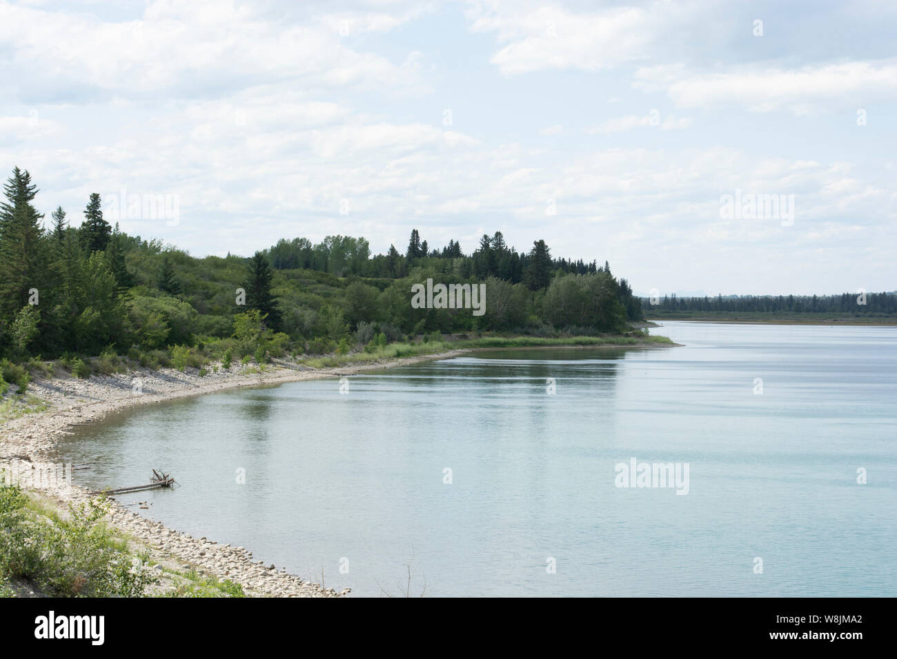 Schönen baumbestandenen Seeblick mit felsigen Strand Stockfoto