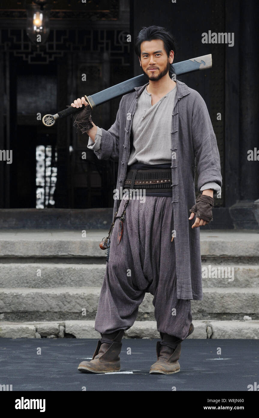 Taiwanesische Schauspieler Eddie Peng stellt bei einem Fotoshooting für seinen Film "Das tödliche Zurückzufordern" in Abuja Stadt, der ostchinesischen Provinz Zhejiang, 17. Juni 2015. Stockfoto