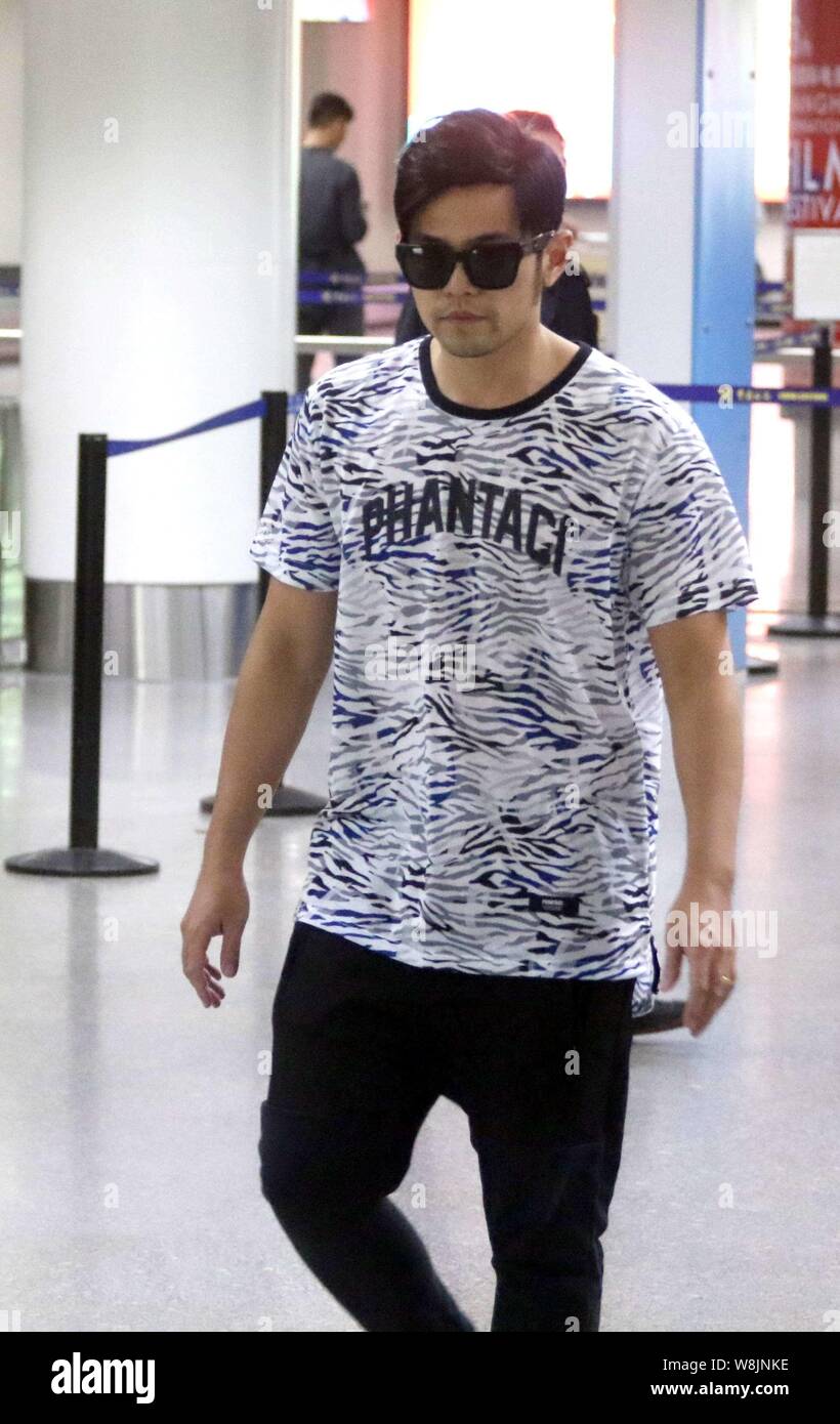 Taiwanesische Sängerin Jay Chou wird dargestellt, nach dem Internationalen Flughafen Shanghai Hongqiao in Shanghai, China, 29. Juni 2015 eingehen. Stockfoto