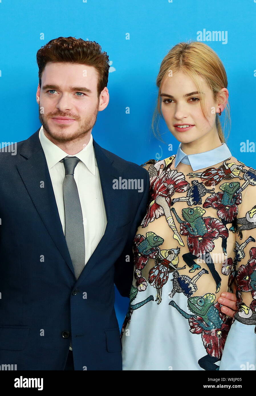 Englische Schauspielerin Lily James, rechts, und der schottische Schauspieler Richard Madden pose zu einem Fotoshooting für ihren neuen Film "Cinderella", die im Rahmen der 65th Berlin Inter Stockfoto