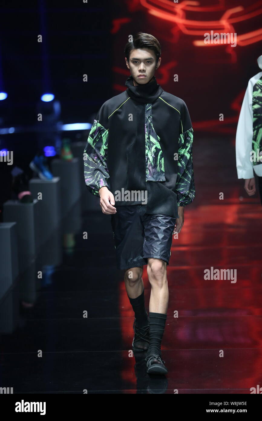 Ein Modell zeigt eine neue Schöpfung an der Qiaodan Cup 10 China ...