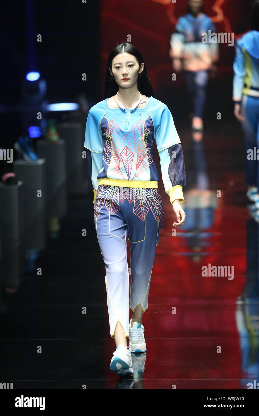 Ein Modell zeigt eine neue Schöpfung an der Qiaodan Cup 10 China Sportbekleidung Design Contest & Vereinbarung Erneuerung Zeremonie, während der China Fashion Week Sp Stockfoto