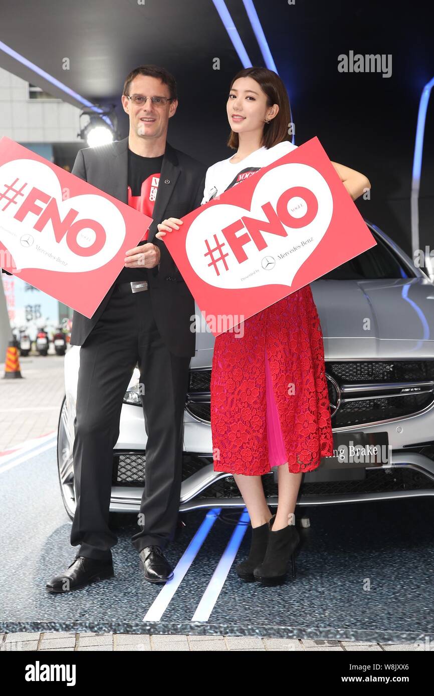 Sängerin und Schauspielerin Puff Kuo, rechts, der Taiwanese Girl Group Traum Mädchen eine Pressekonferenz für die Vogue Fashion's Night Out besucht (FNO) in Taipeh, Taiw Stockfoto