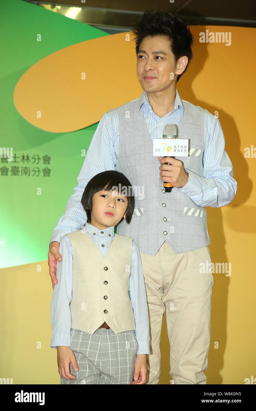 Taiwanesische Sängerin, Schauspielerin und Racer Jimmy Lin, rechts, und sein Sohn Kimi an einer Einführungsveranstaltung für die 70-Jahr-Feier der Taiwan After-Care ein Stockfoto