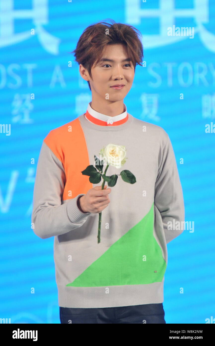 Chinesische Sänger Lu Han stellt während einer Pressekonferenz für Musik Video von seinem neuen Song "Kameraden: Fast eine Liebesgeschichte" in Peking, China, 4. Februar 20. Stockfoto