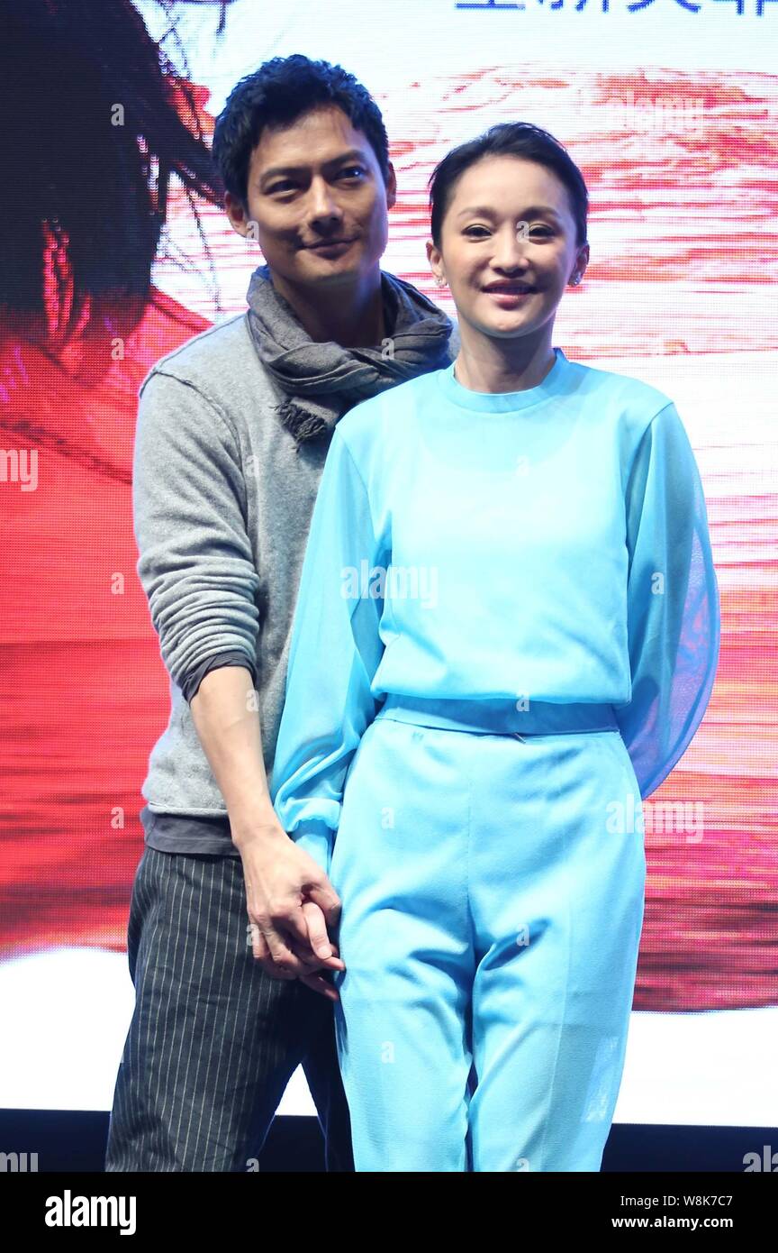 Chinesische Schauspielerin Zhou Xun, Front, und ihr amerikanischer Mann Archie Kao Pose während einer Premiere für die micro Film 'Dream Escape' ich zu fördern. Stockfoto